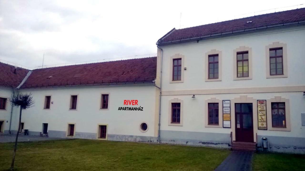 River Apartmanhaz Jászberény Εξωτερικό φωτογραφία